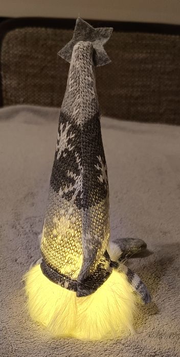 Świąteczny skrzat świecący w kolorze szarym wys.ok.32cm