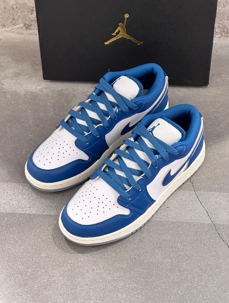 Оригінал Кросівки Nike Air Jordan 1 Low SE GS Industrial Blue сині біл