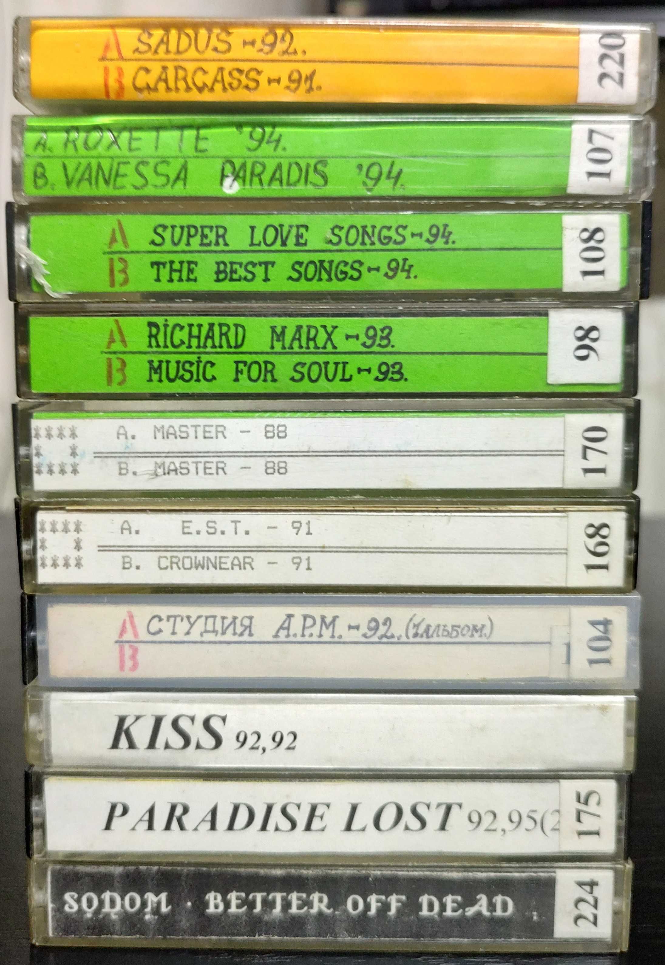 Аудіо касети із важкою музикою різних стилів.