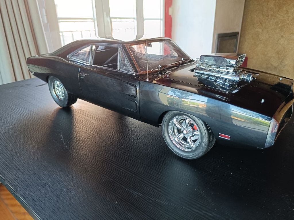 Dodge charger R/T 1/8 coleção