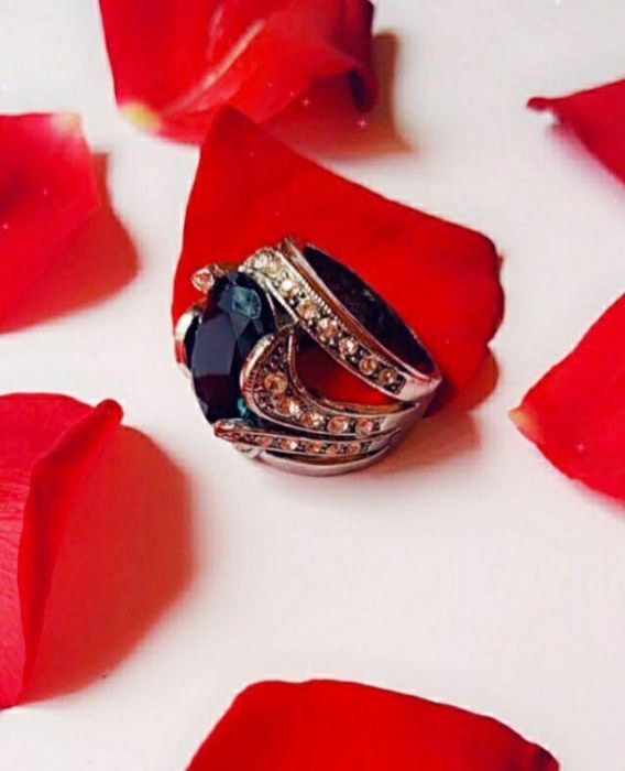 Перстень із синім каменем