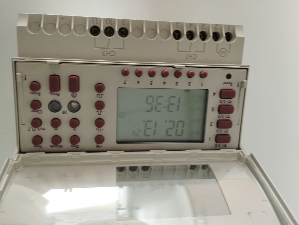 Relógio programador com quatro canais