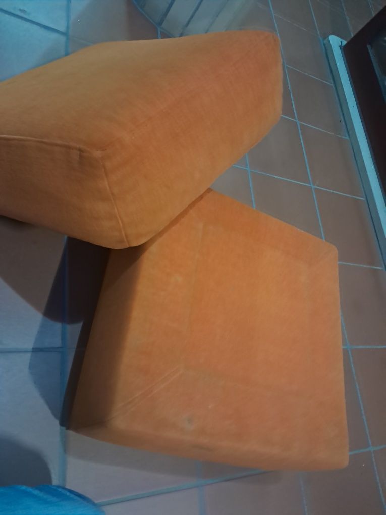 Pouf laranja em quadrado