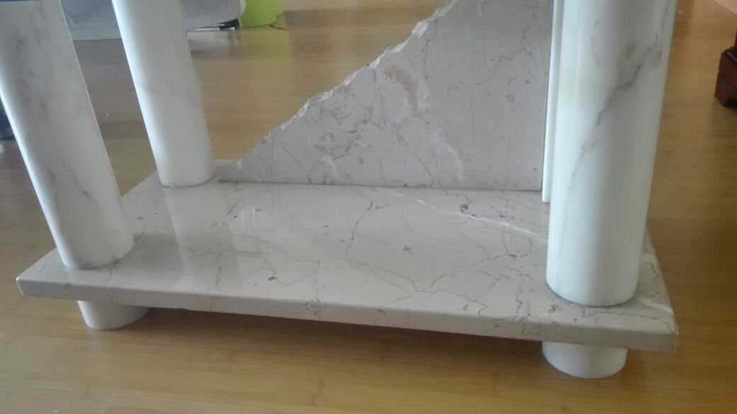 Mesa em mármore com tampo em vidro