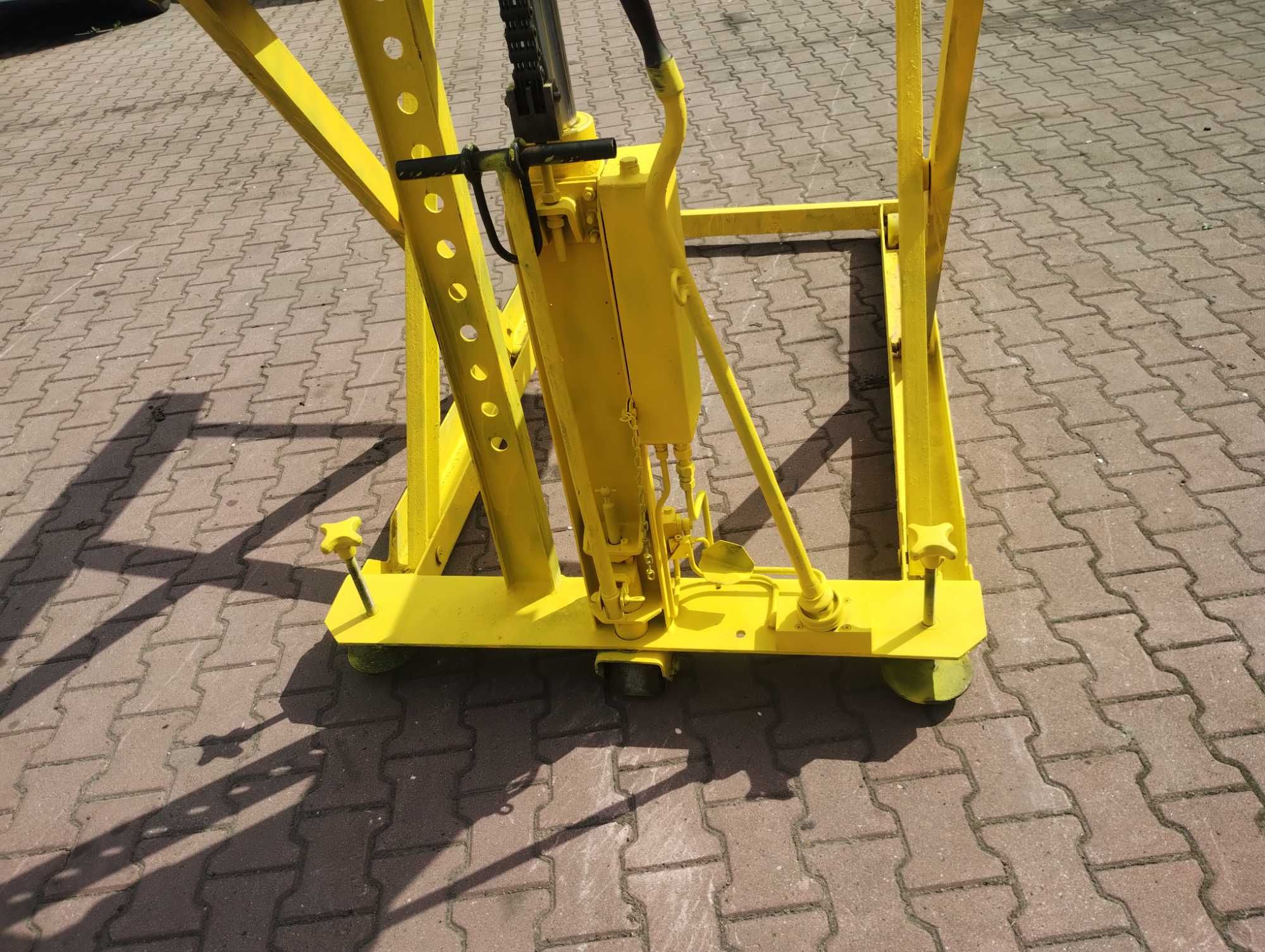 Podnośnik hydrauliczny warsztatowy samochodowy DDR bez prądu Siewierz