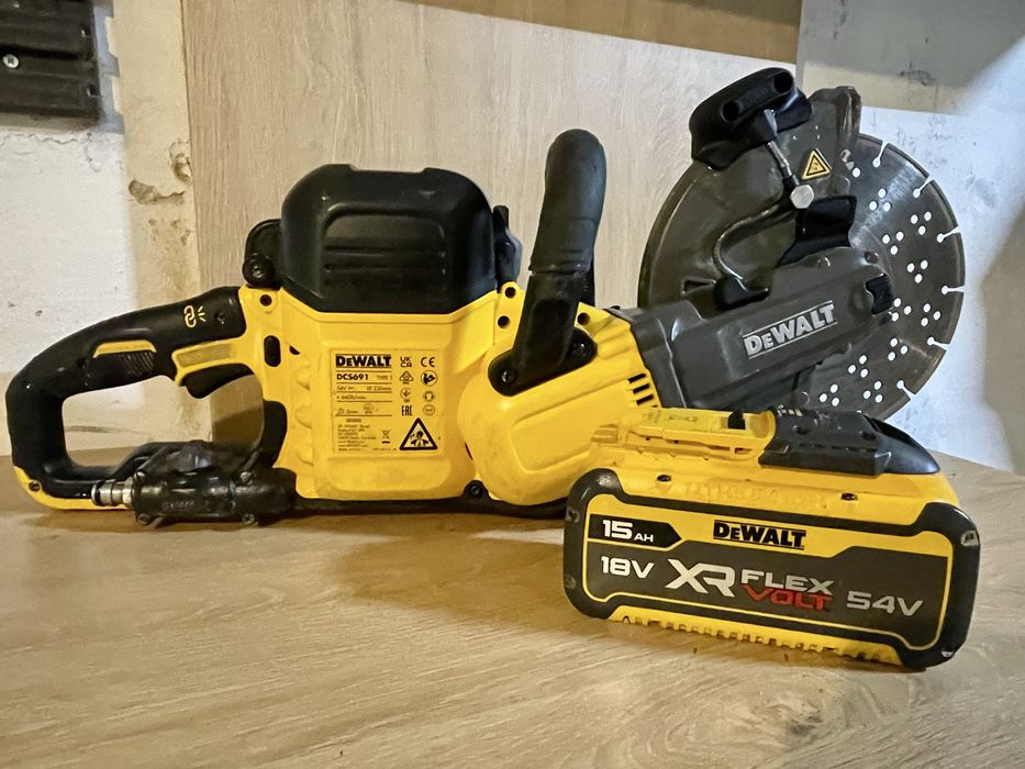 DeWALT DCS691 piła do betonu i stali + aku 15 Ah