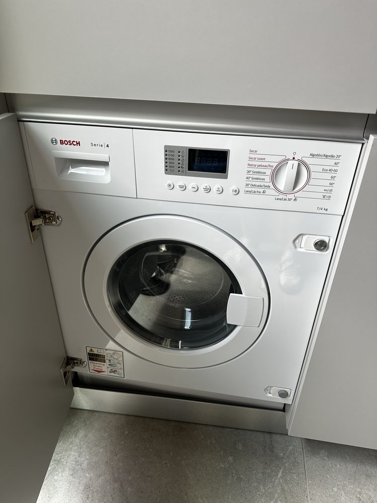 Máquina de Lavar e Secar Roupa BOSCH - Nova