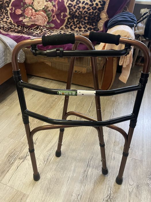 Ходуни крокуючі фіксовані для людей похилого віку