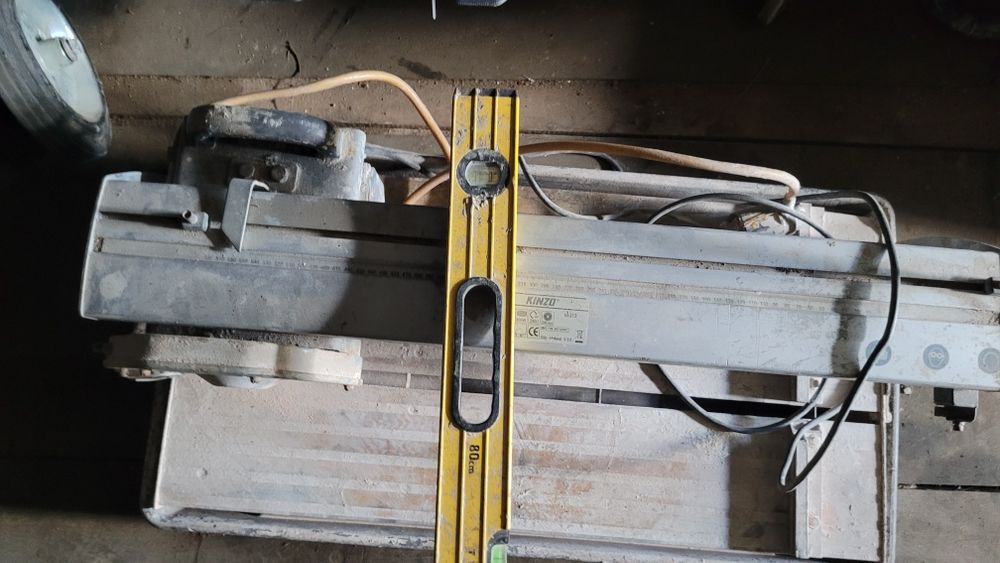 Плиткоріз в робочому стані