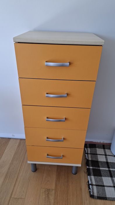 Camiseiro beje e laranja