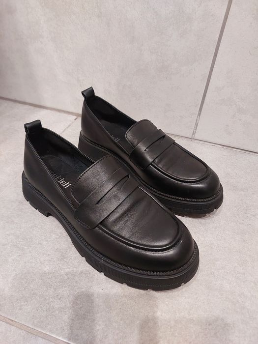 Чорні шкіряні лофери