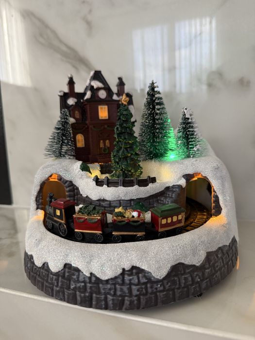 Карусель , новорічна інсталяція, різдвяне містечко