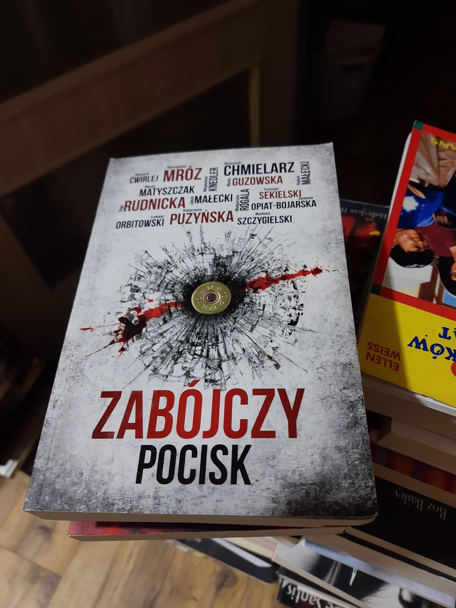 Zabójczy pocisk. Seria kryminalnych opowiadań: Mróz, Chmielarz...