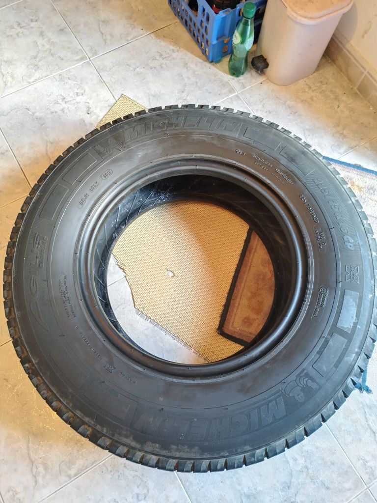 Pneumáticos p/Autocaravana, p/(jante 16") "Michelinl"