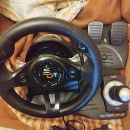 Volante com pedais na caixa