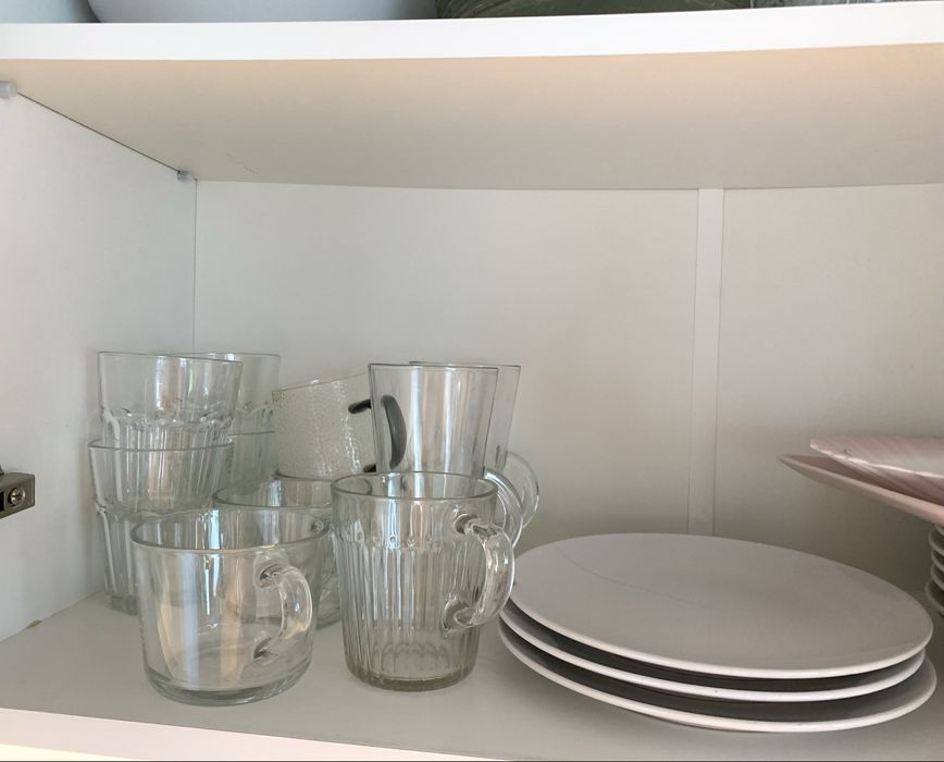 Zastawa stolowa talerze miski szklanki kubki