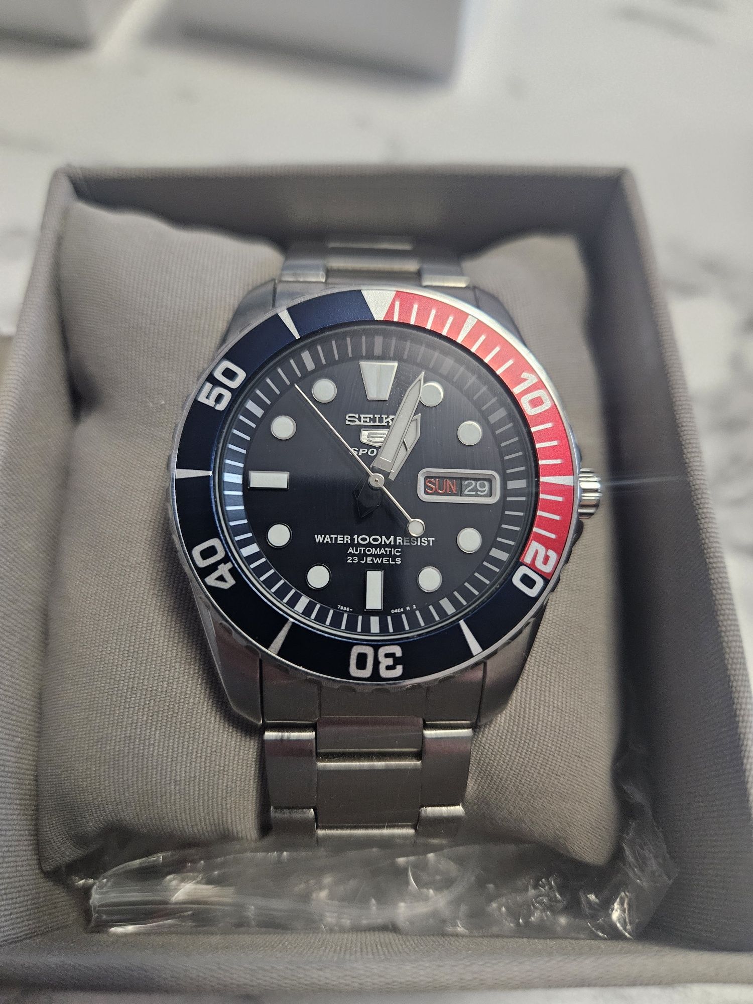 NOWY - SEIKO 5 sports SNZF17K1 (submariner)