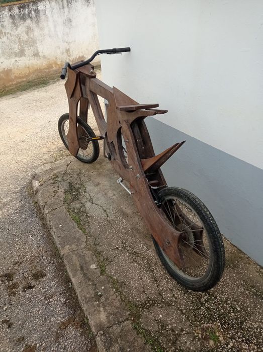 Vende se bicicleta de madeira