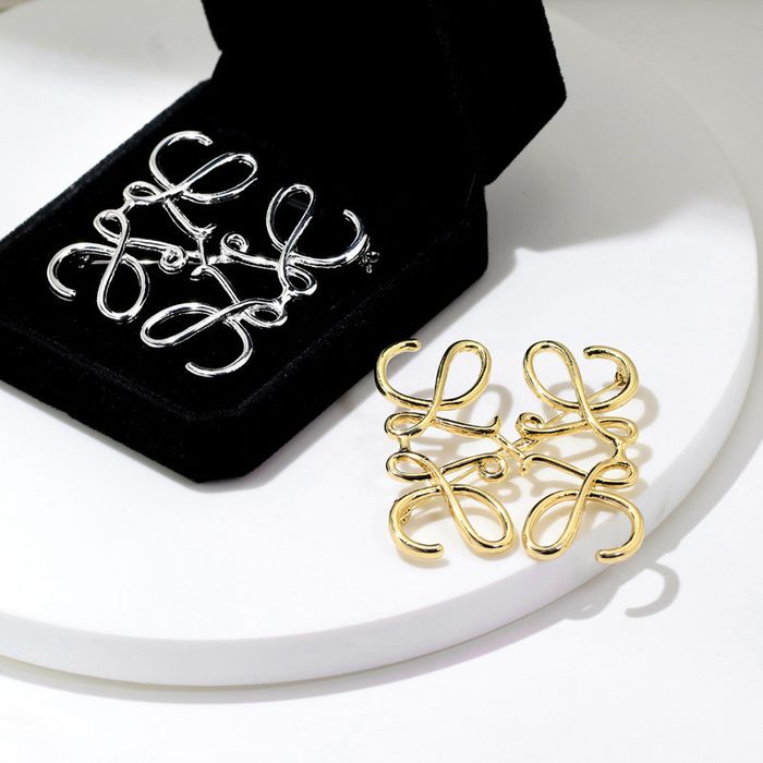 Стильная роскошная брошка в стиле LOEWE с брендовым логотипом loewe