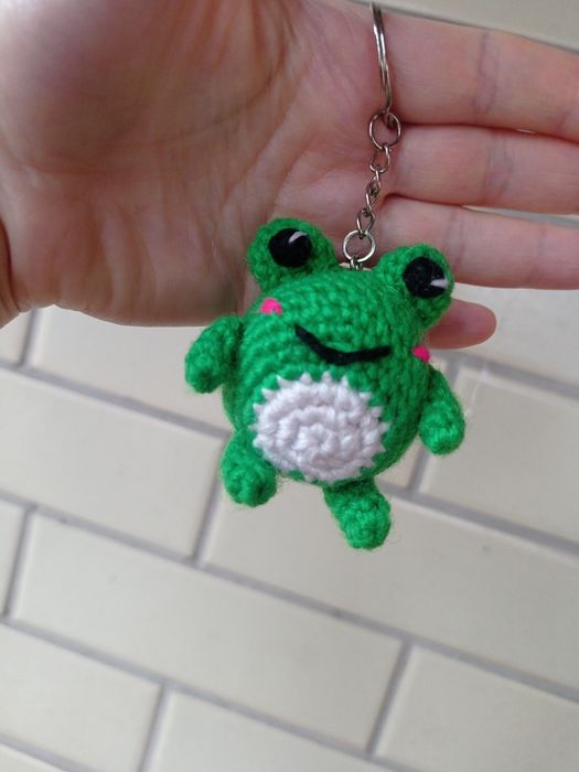 В'язані брелки серця жабка гусь капібаро