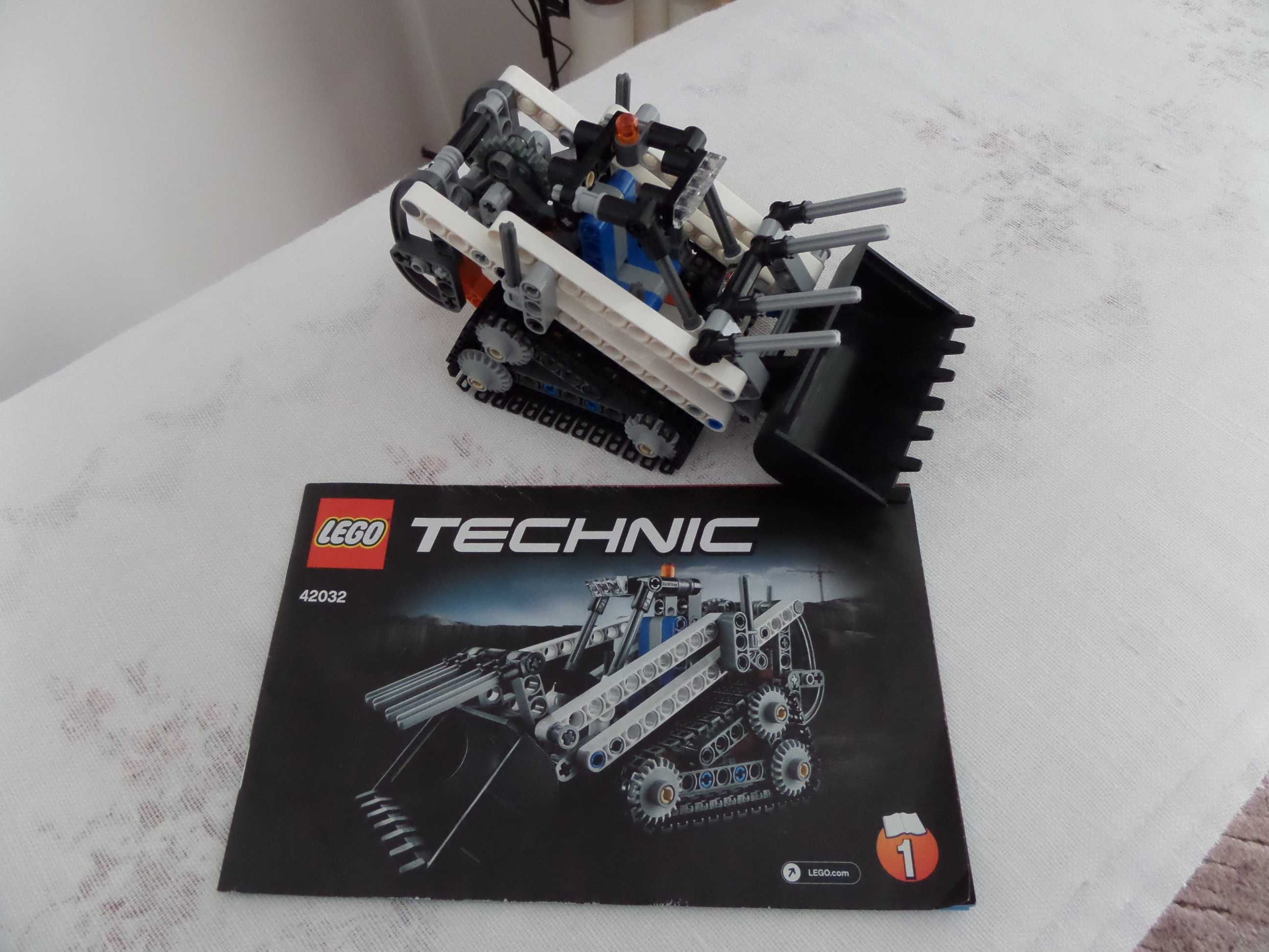 LEGO Technic Mała ładowarka gąsienicowa 42032