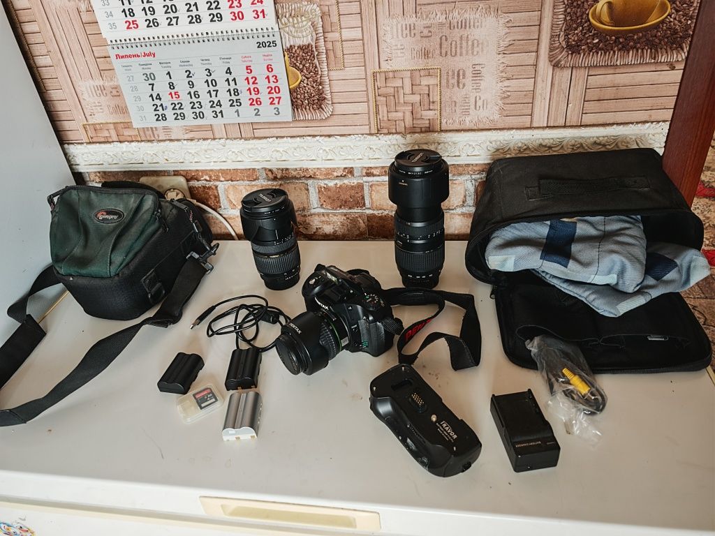 Pentax K10d + 18-55mm + 28-75mm + 70-300mm