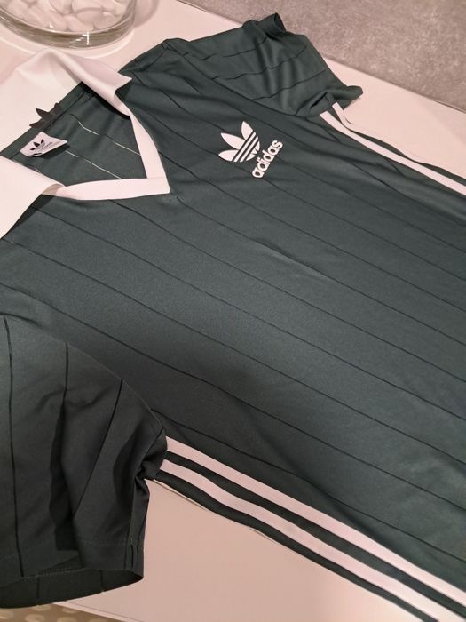 Женское спортивное платье Adidas.