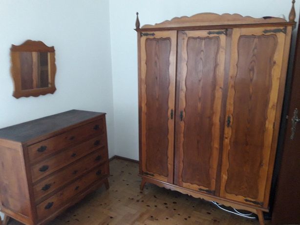Mobília de quarto antiga em bom estado