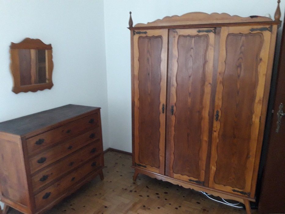 Mobília de quarto antiga em bom estado