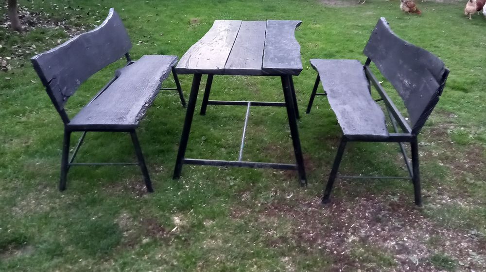 Komplet mebli ogrodowych, stół i dwie ławki drewnianio metalowe
