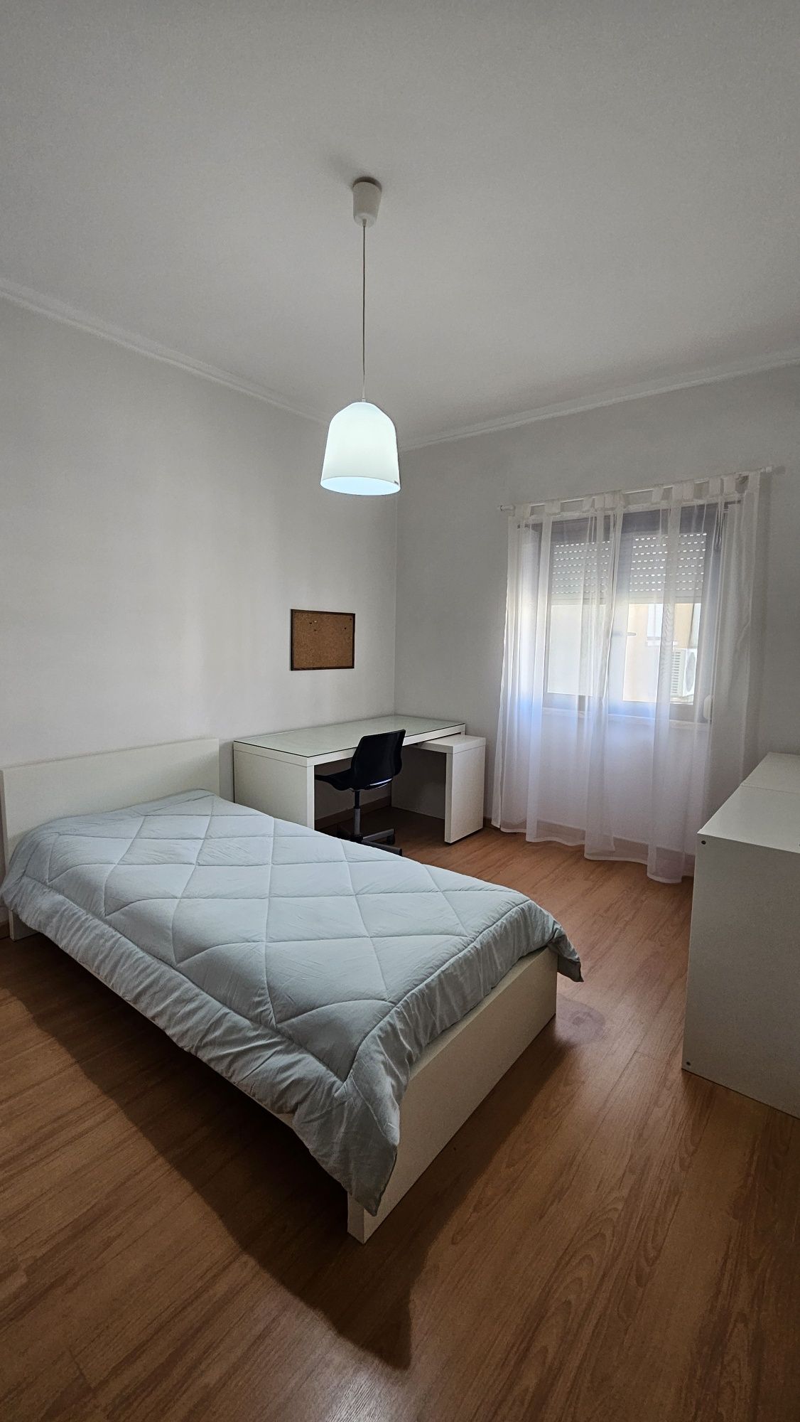 Quarto Rapariga FCT - EGas Moniz Monte da Caparica