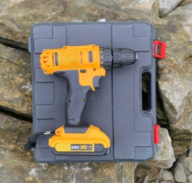 Потужний шуруповерт з двома акумами і додатковим інструментом
