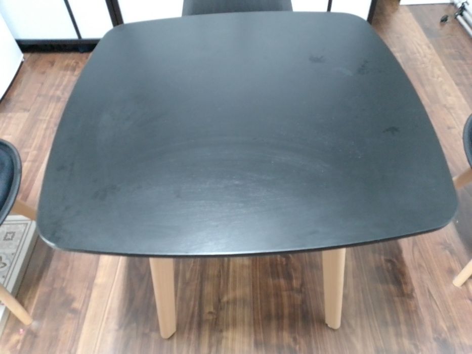 Mesa e cadeiras novas
