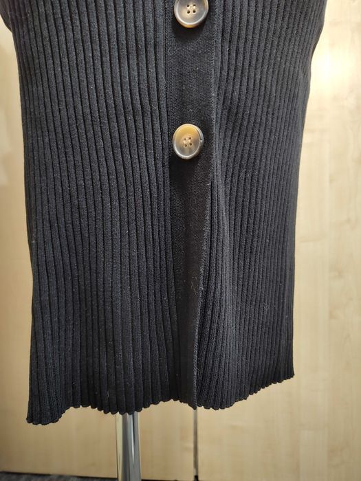 Czarna obcisła dzianinowa zapinana sukienka z długim rękawem prążek