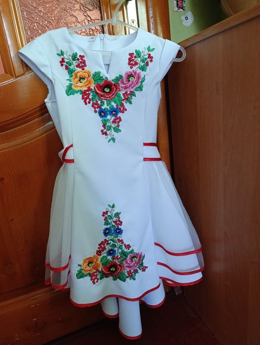 Вишиване плаття з віночком
