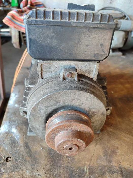 Motor elétrico monofásico com polia acoplada