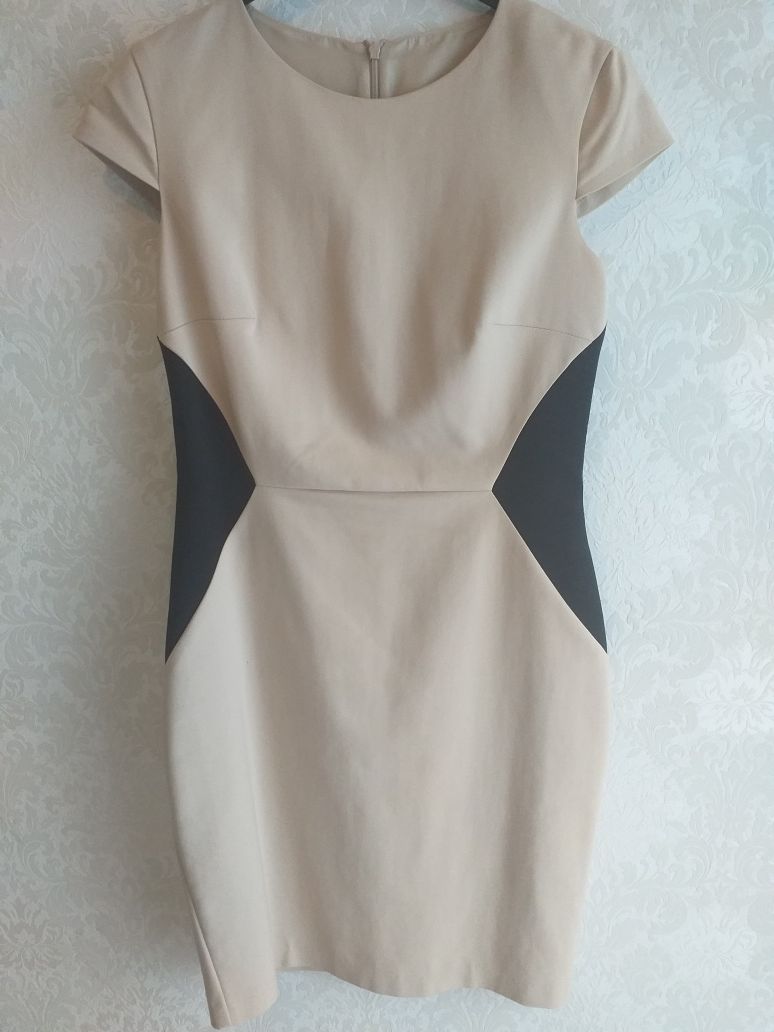 Elegancka sukienka Mohito ołówkowa beżowa z czarnymi wstawkami r.40 L