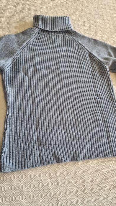 Camisola azul claro, de gola alta, da marca Cedosce, tamanho M.