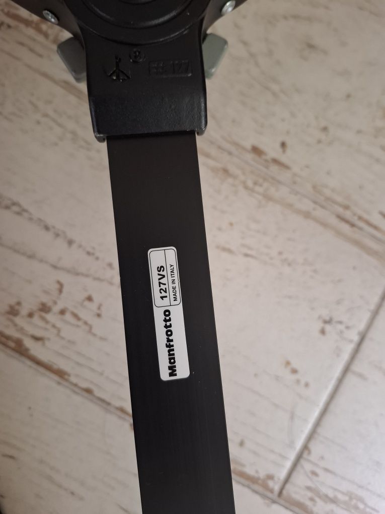 Manfrotto 546B z głowicą i wózkiem.