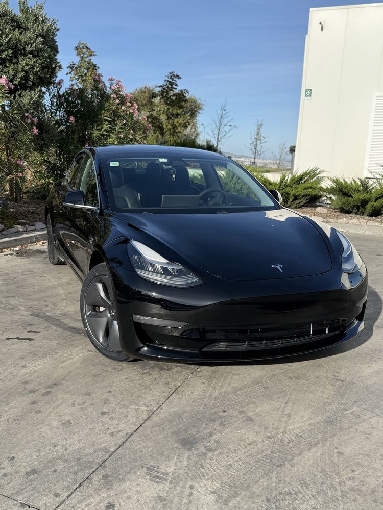 Tesla Model 3.