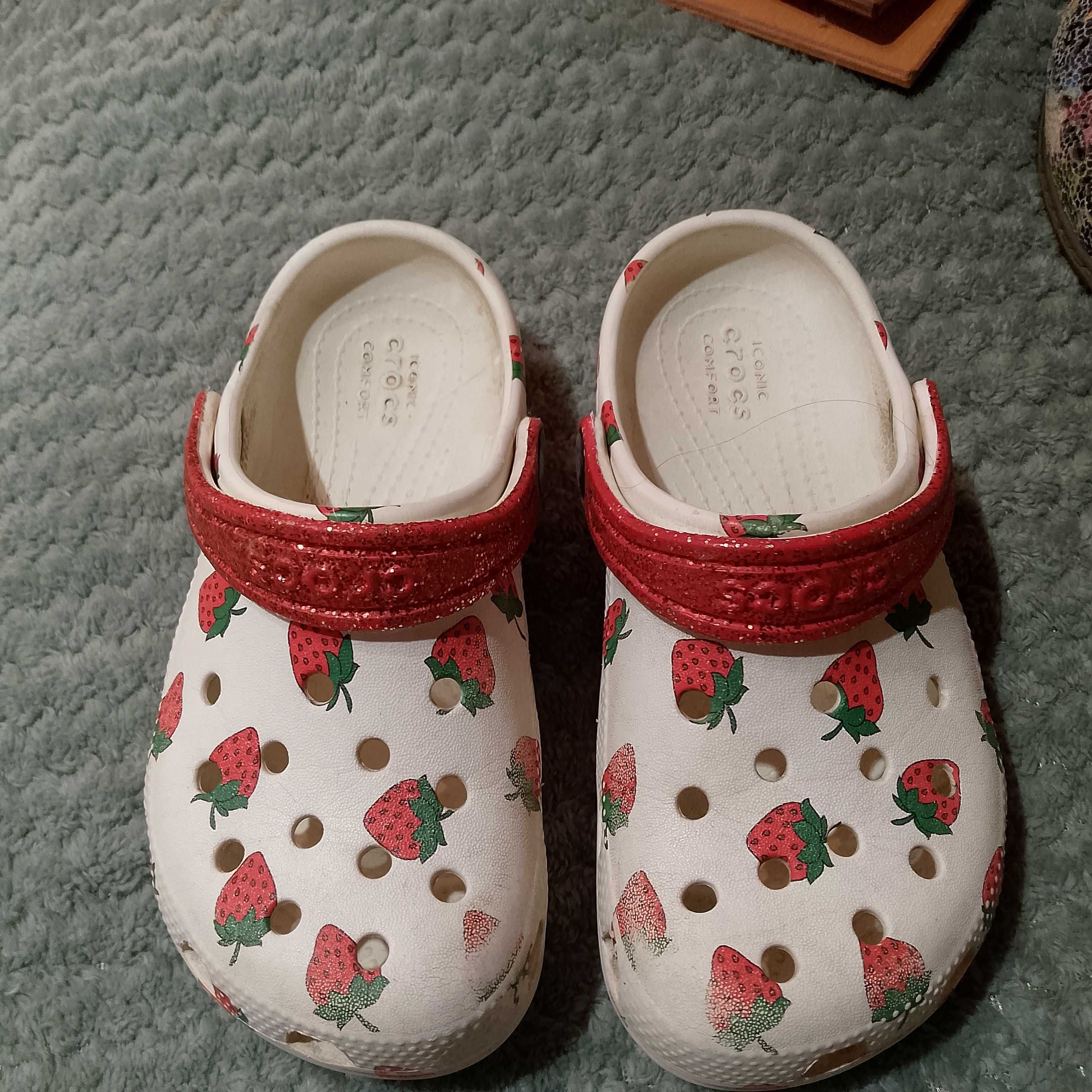 Klapki piankowe w truskawki crocs rozm 12