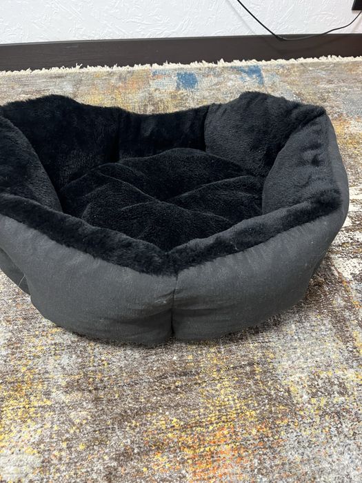 Место доя собак, лежанка черного цвета , меховая
