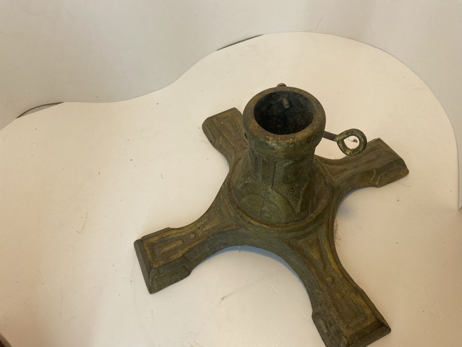 Żeliwna stara noga do choinki