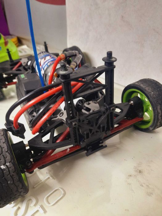 Carro telecomandado escala 1/16