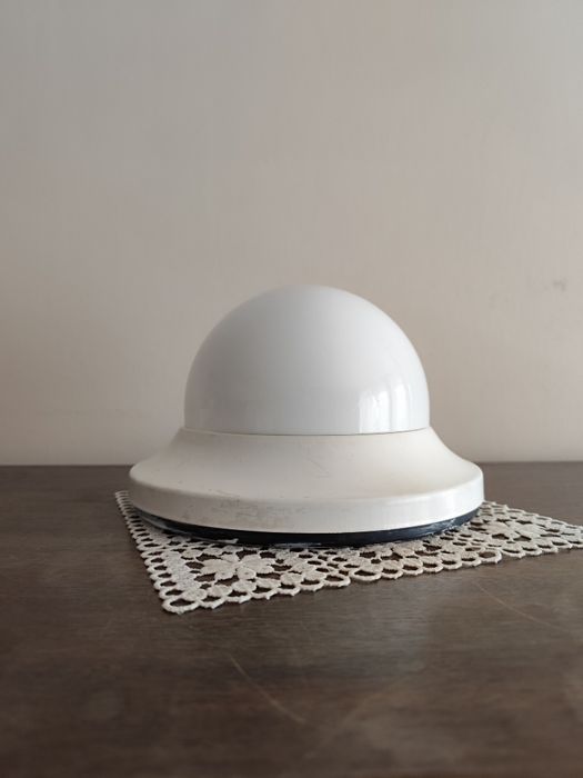 Lampa sufitowa kinkiet UFO z mlecznym szklanym kloszem biała retro PRL