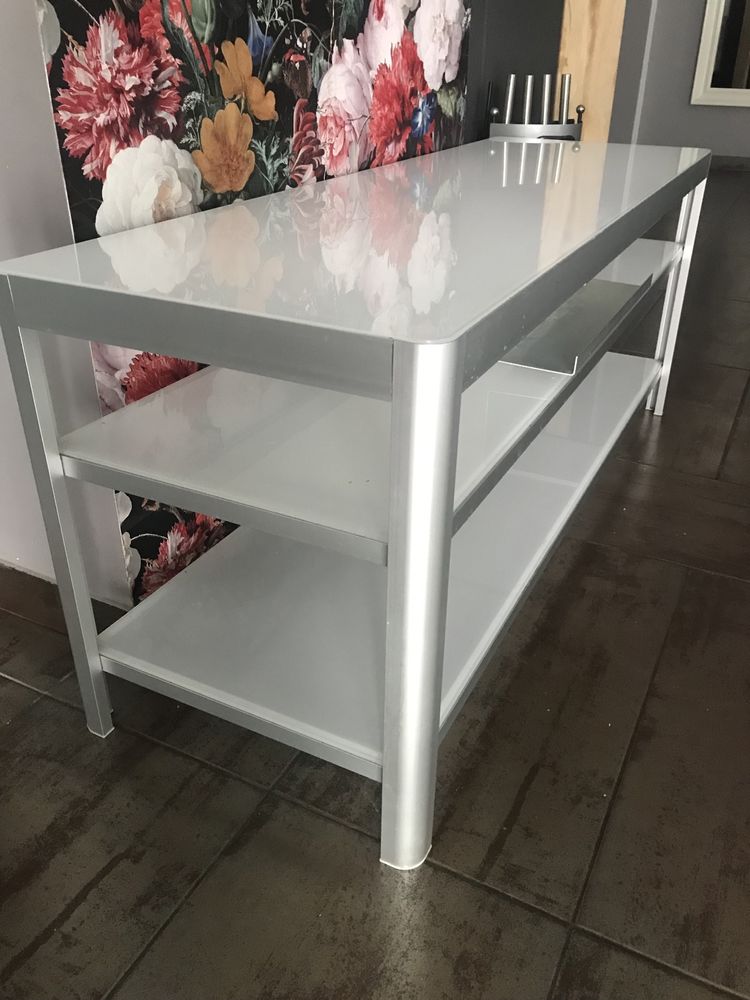 Biały, szklany stolik Ikea
