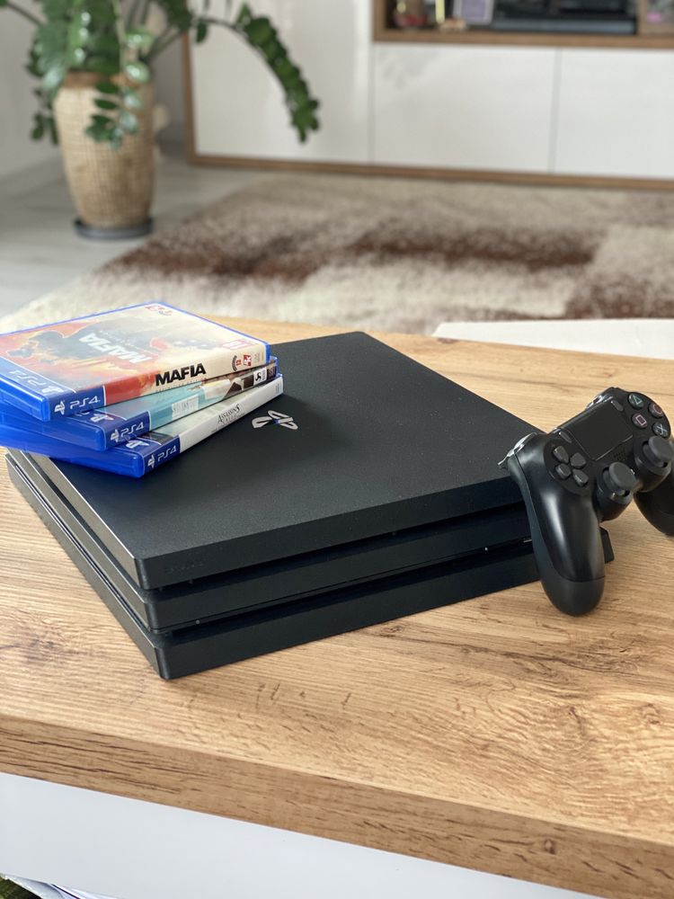 PS4 Pro (+3 gry)