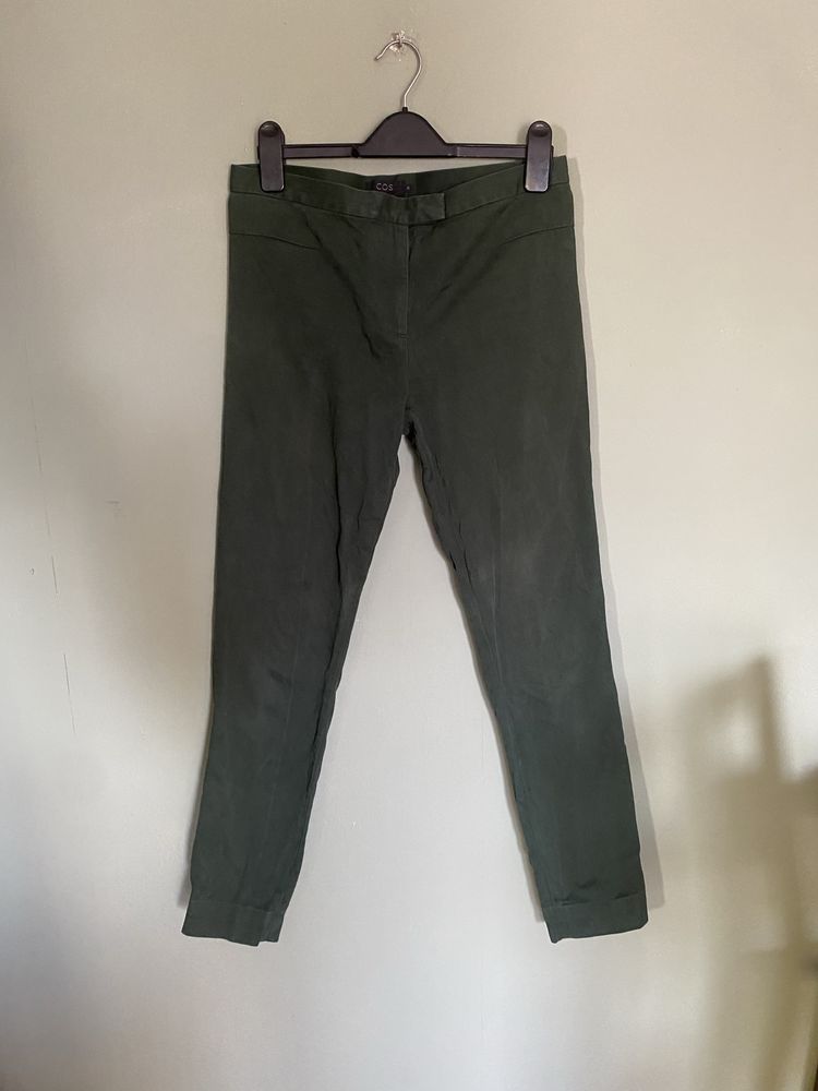 Bawelniane spodnie COS ciemna zielen S