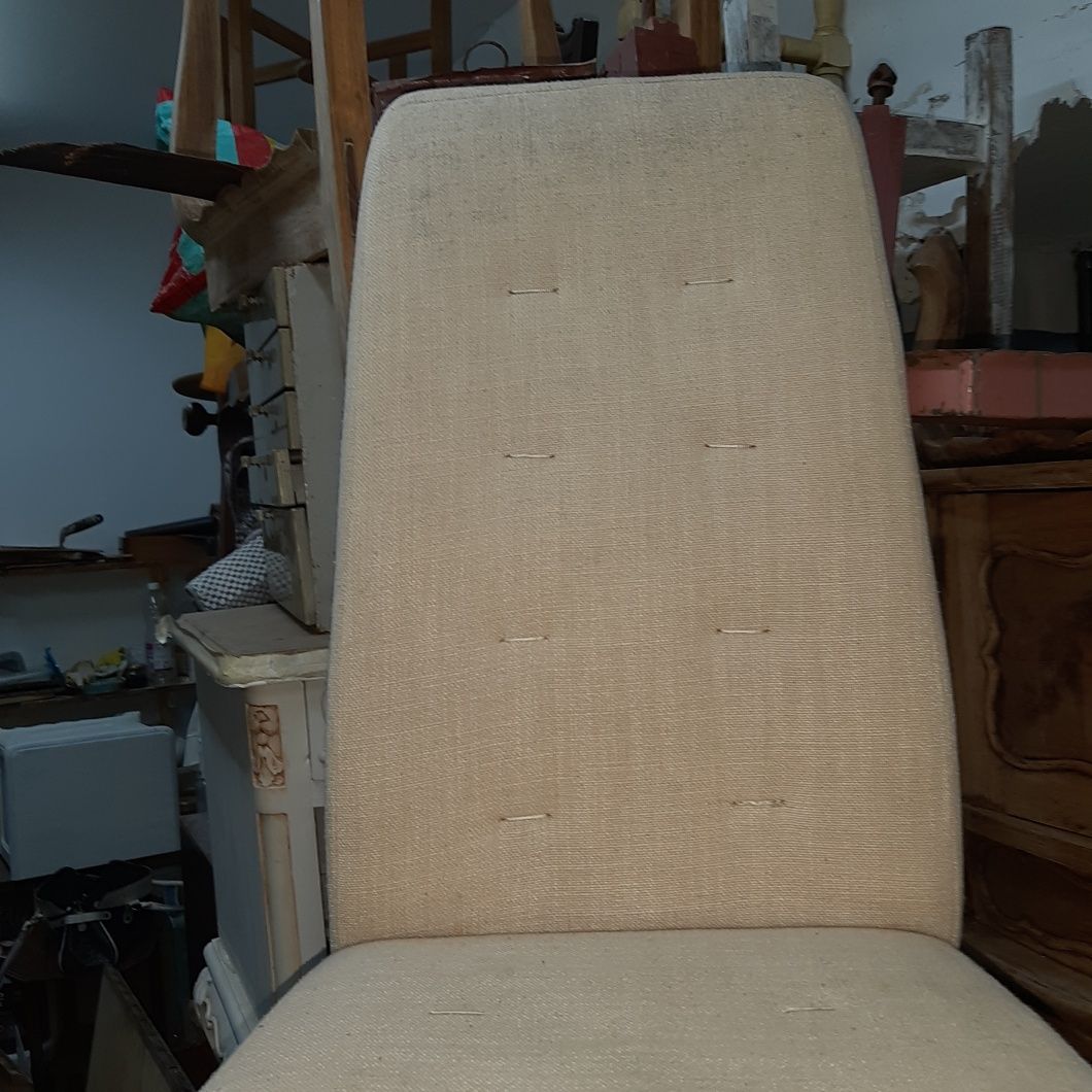 Duas cadeiras forradas com tecido. Preço do par