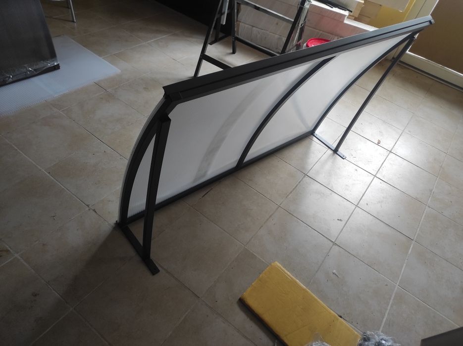 Daszek aluminiowy nad drzwi.